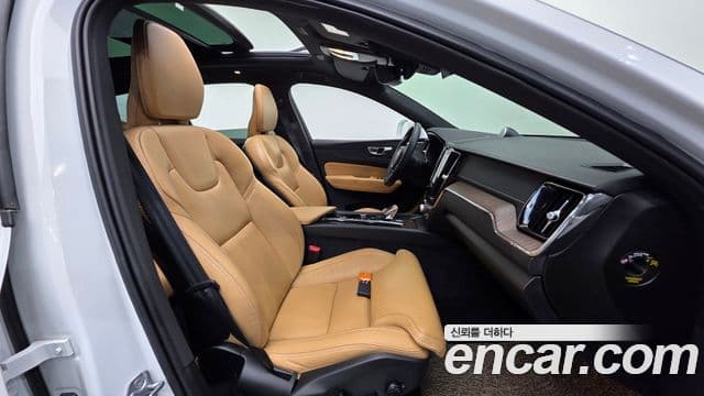 Volvo XC60 2022 — Photo 6/20