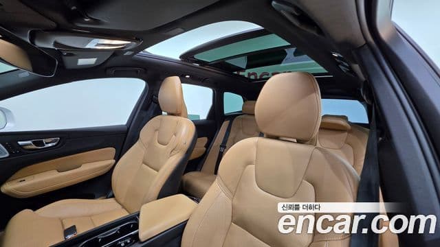Volvo XC60 2022 — Photo 9/20