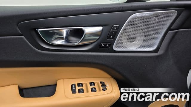 Volvo XC60 2022 — Photo 12/20