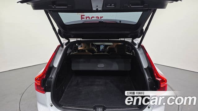 Volvo XC60 2022 — Photo 10/20