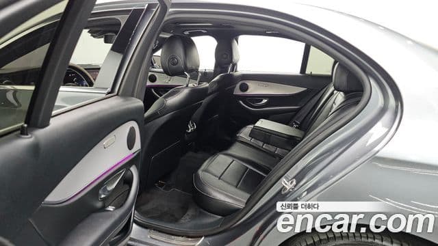 Mercedes-Benz E-Class 2021 — ფოტო 19/20