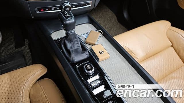Volvo XC60 2020 — Şəkil 19/20