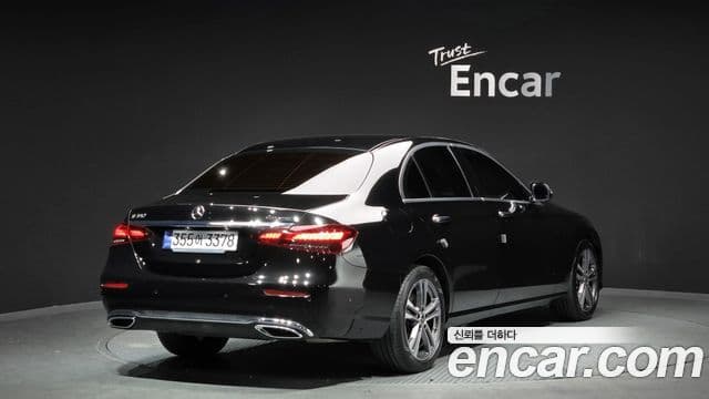 Mercedes-Benz E-Class 2022 — Photo 16/20