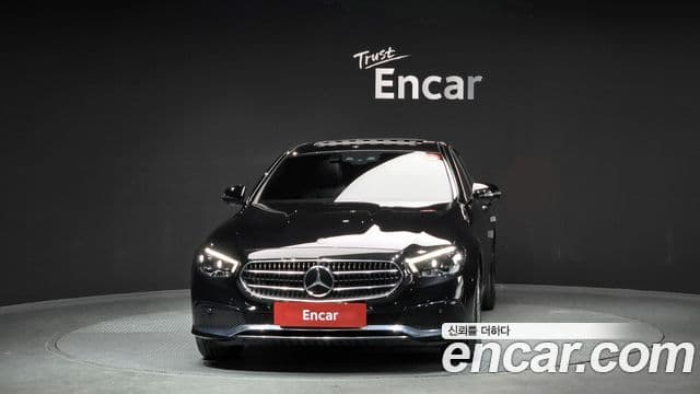 Mercedes-Benz E-Class 2022 — Photo 11/20