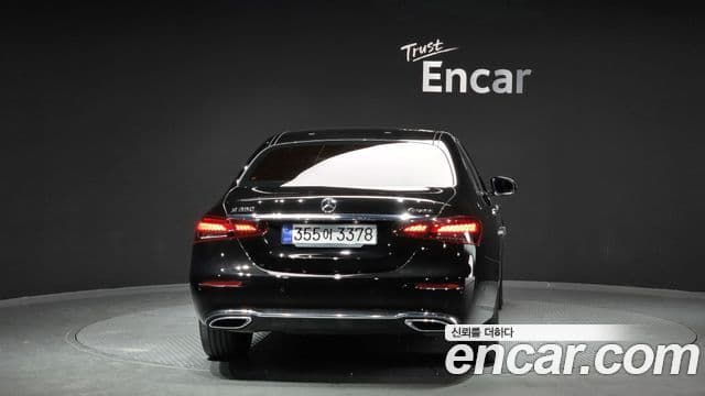 Mercedes-Benz E-Class 2022 — Photo 8/20