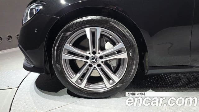 Mercedes-Benz E-Class 2022 — Photo 4/20
