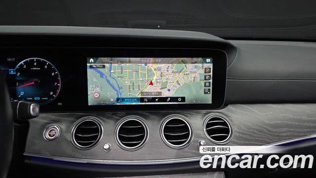 Mercedes-Benz E-Class 2022 — Photo 6/20
