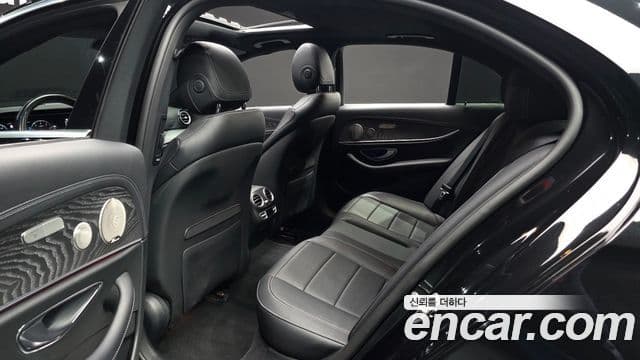 Mercedes-Benz E-Class 2022 — Photo 7/20