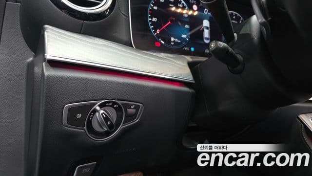 Mercedes-Benz E-Class 2022 — Photo 1/20