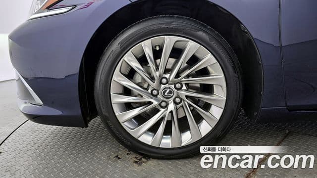 Lexus ES300h 2018 — Şəkil 9/20