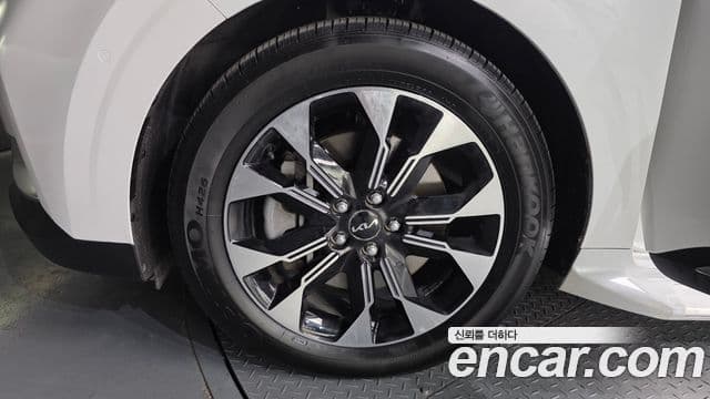 Kia Carnival 2023 — ფოტო 5/20