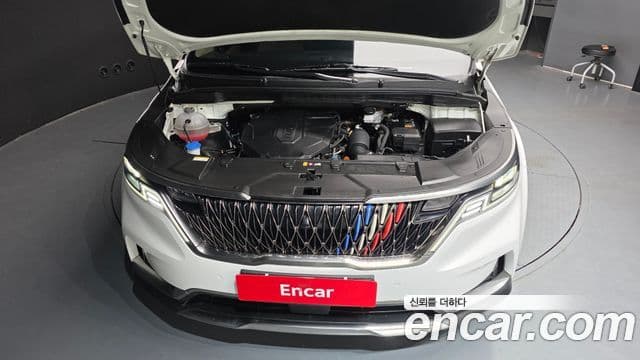 Kia Carnival 2023 — ფოტო 6/20