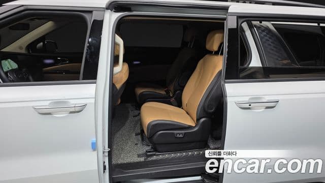 Kia Carnival 2023 — ფოტო 11/20