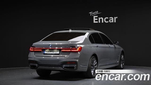 BMW 7 Series 2022 — ფოტო 8/20