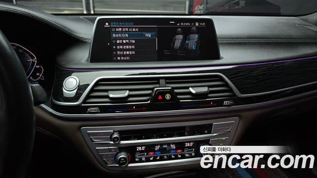 BMW 7 Series 2022 — ფოტო 17/20