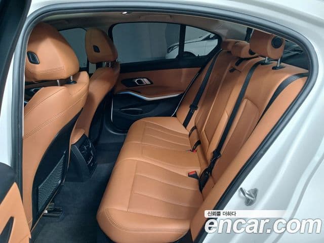 BMW 3 Series 2023 — Фото 10/20