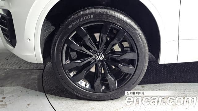 Volkswagen Touareg 2023 — ფოტო 5/20