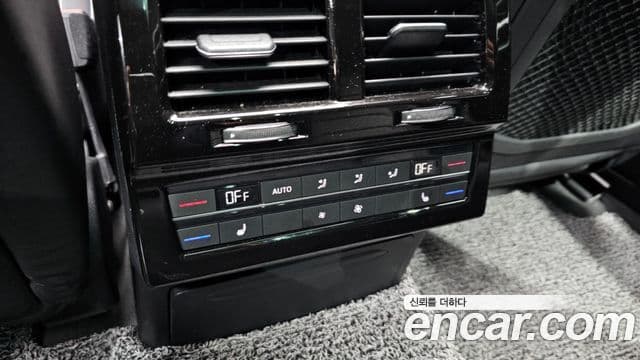 Volkswagen Touareg 2023 — ფოტო 19/20