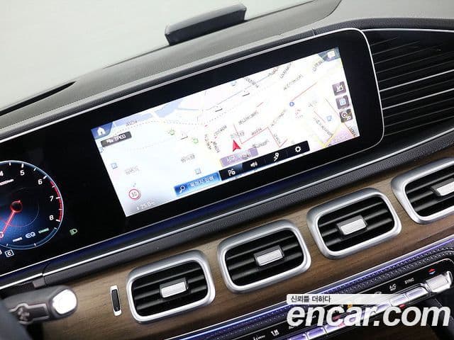Mercedes-Benz GLE-Class 2021 — Photo 8/20