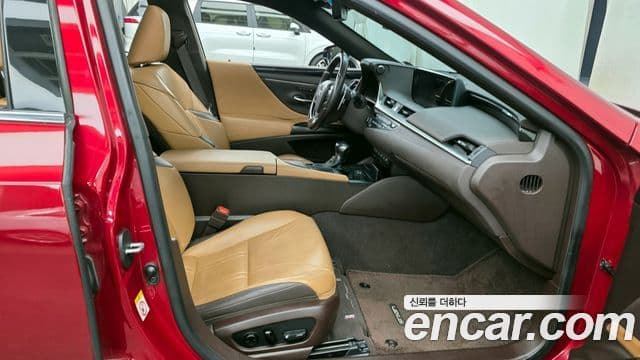 Lexus ES300h 2018 — Photo 8/20