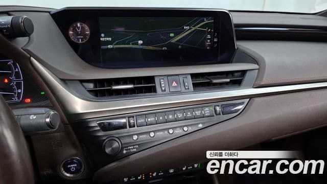 Lexus ES300h 2018 — Photo 19/20