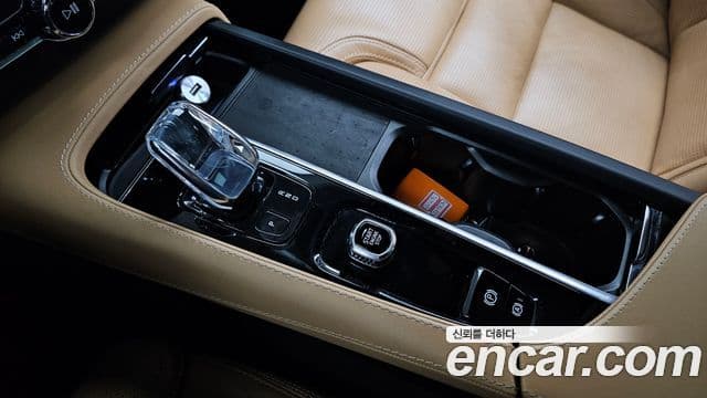 Volvo XC90 2022 — Şəkil 9/20