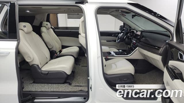 Kia Carnival 2021 — фото 11 из 20