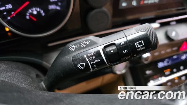 Kia Carnival 2021 — ფოტო 18/20