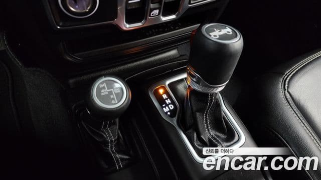 Jeep Wrangler 2019 — ფოტო 9/20
