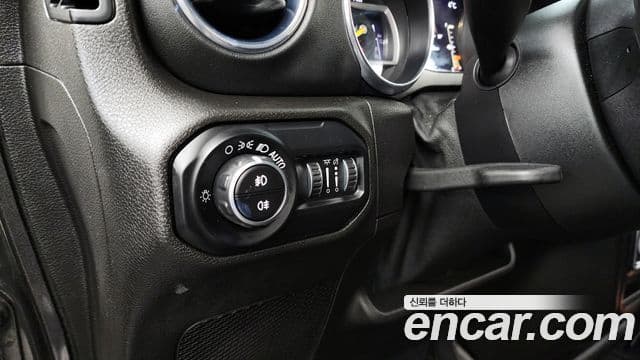 Jeep Wrangler 2019 — ფოტო 16/20