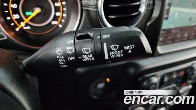 Jeep Wrangler 2019 — ფოტო 18/20