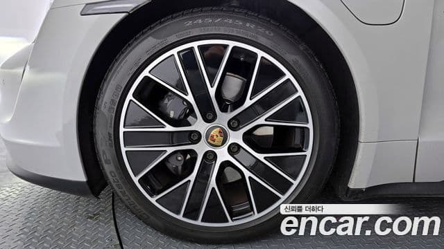 Porsche Taycan 2022 — ფოტო 14/20