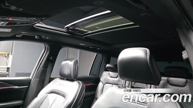 Jeep Grand Cherokee 2022 — ფოტო 19/20