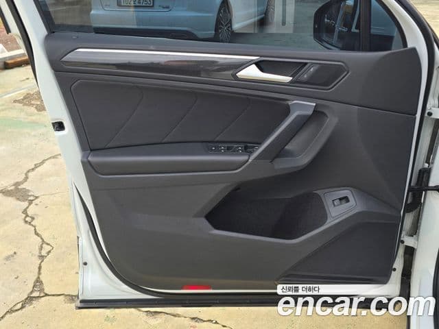 Volkswagen Tiguan 2021 — ფოტო 16/20