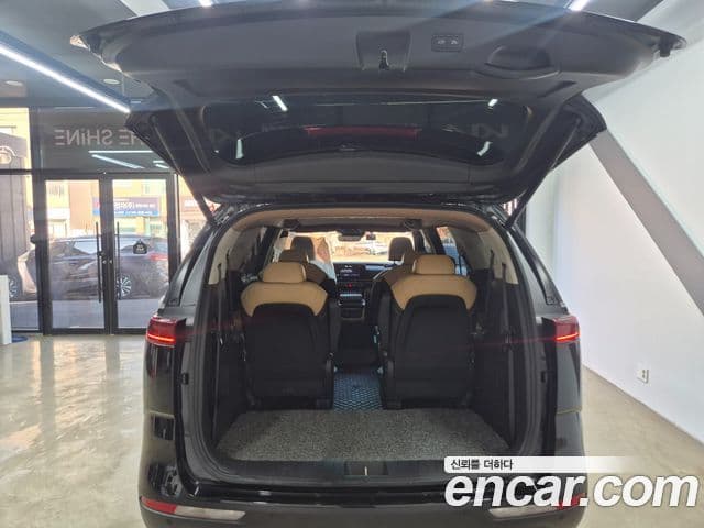 Kia Carnival 2023 — ფოტო 7/20