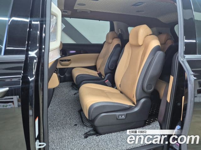 Kia Carnival 2023 — ფოტო 8/20