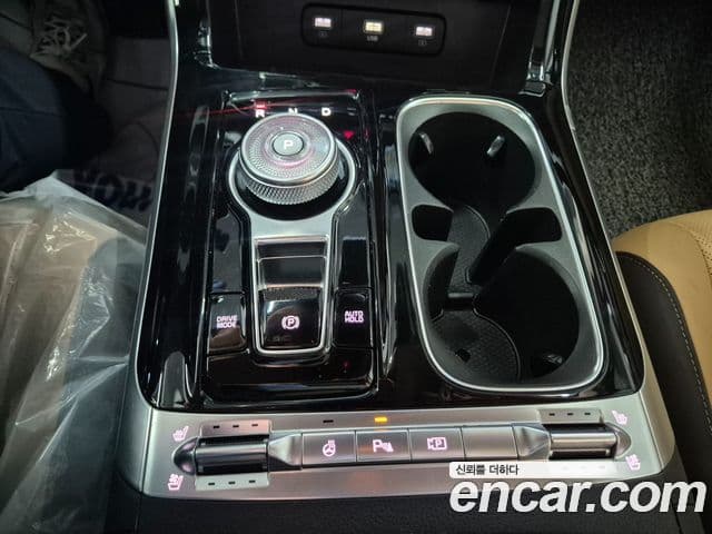Kia Carnival 2023 — ფოტო 18/20