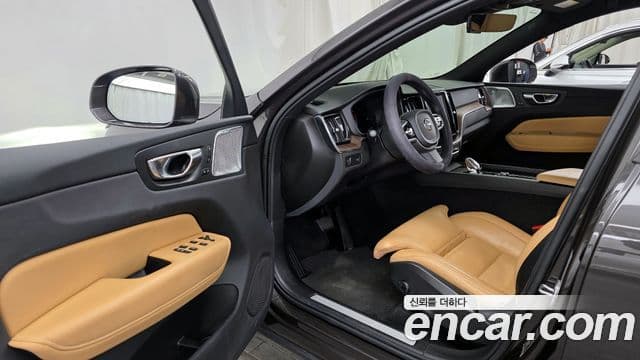 Volvo XC60 2022 — Şəkil 10/20