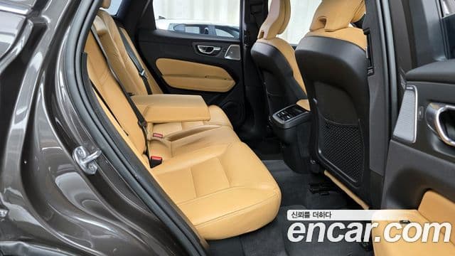 Volvo XC60 2022 — Şəkil 12/20