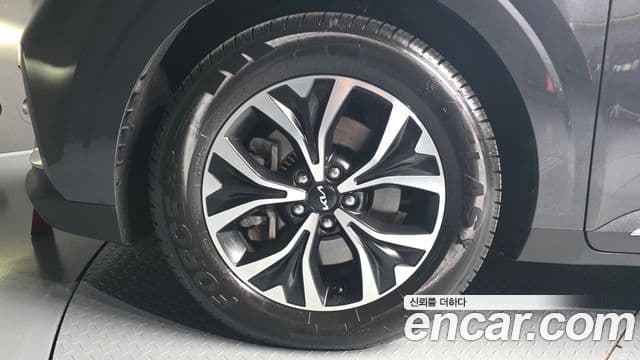 Kia Carnival 2023 — ფოტო 5/20