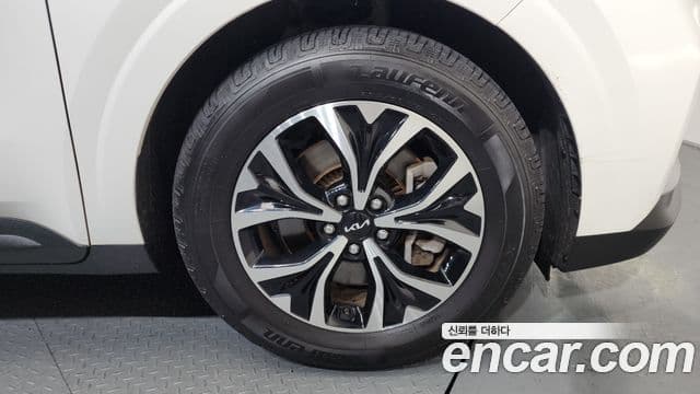 Kia Carnival 2023 — фото 4 из 20