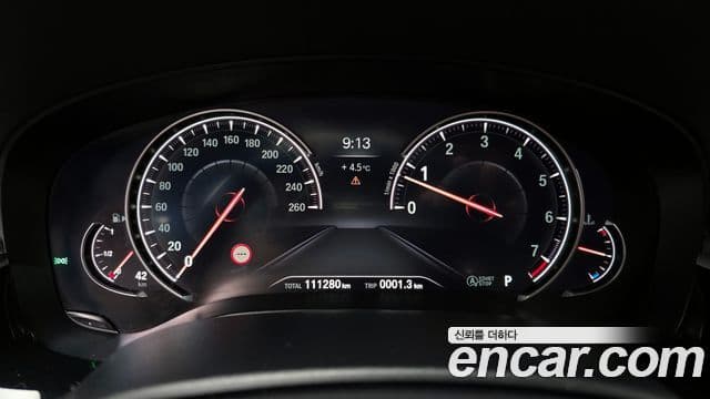 BMW 5 Series 2018 — ფოტო 8/20