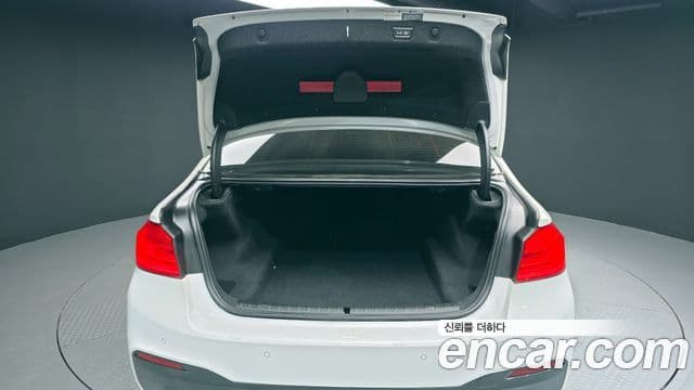 BMW 5 Series 2018 — ფოტო 20/20