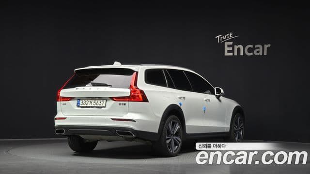 Volvo V60 Cross Country 2021 — Şəkil 2/20