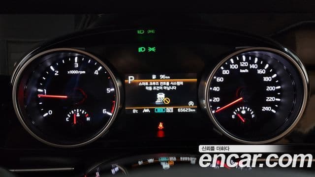 Kia Carnival 2022 — ფოტო 8/20