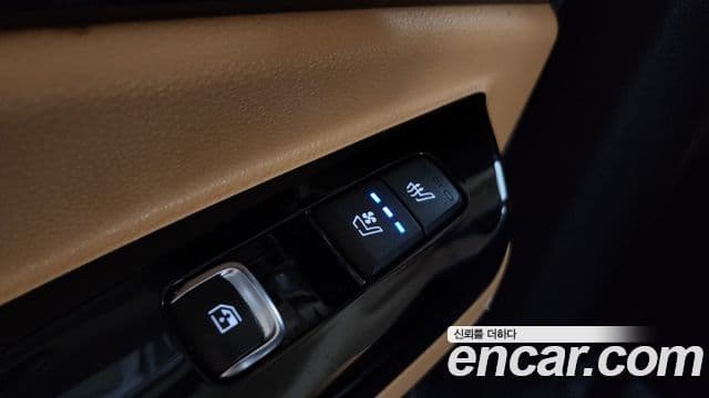 Kia Carnival 2022 — ფოტო 19/20