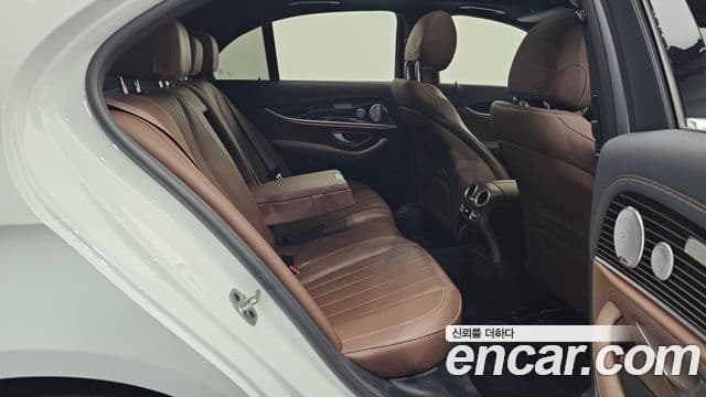 Mercedes-Benz E-Class 2021 — ფოტო 17/20