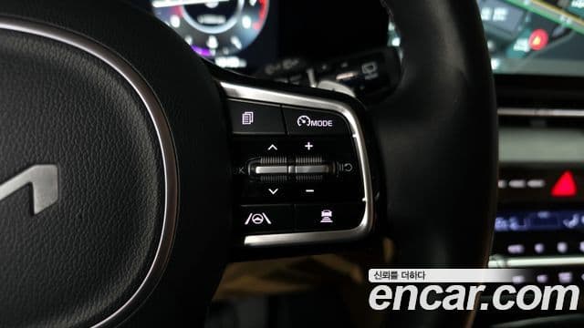 Kia Carnival 2023 — ფოტო 16/20