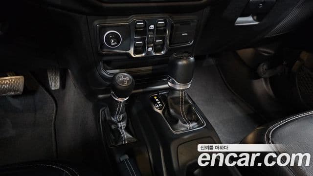 Jeep Wrangler 2021 — Şəkil 9/20