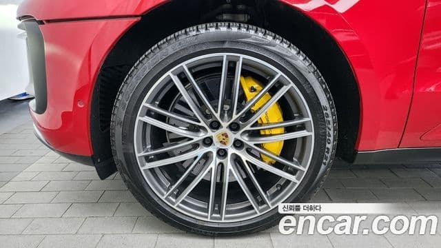 Porsche Macan 2023 — ფოტო 11/20